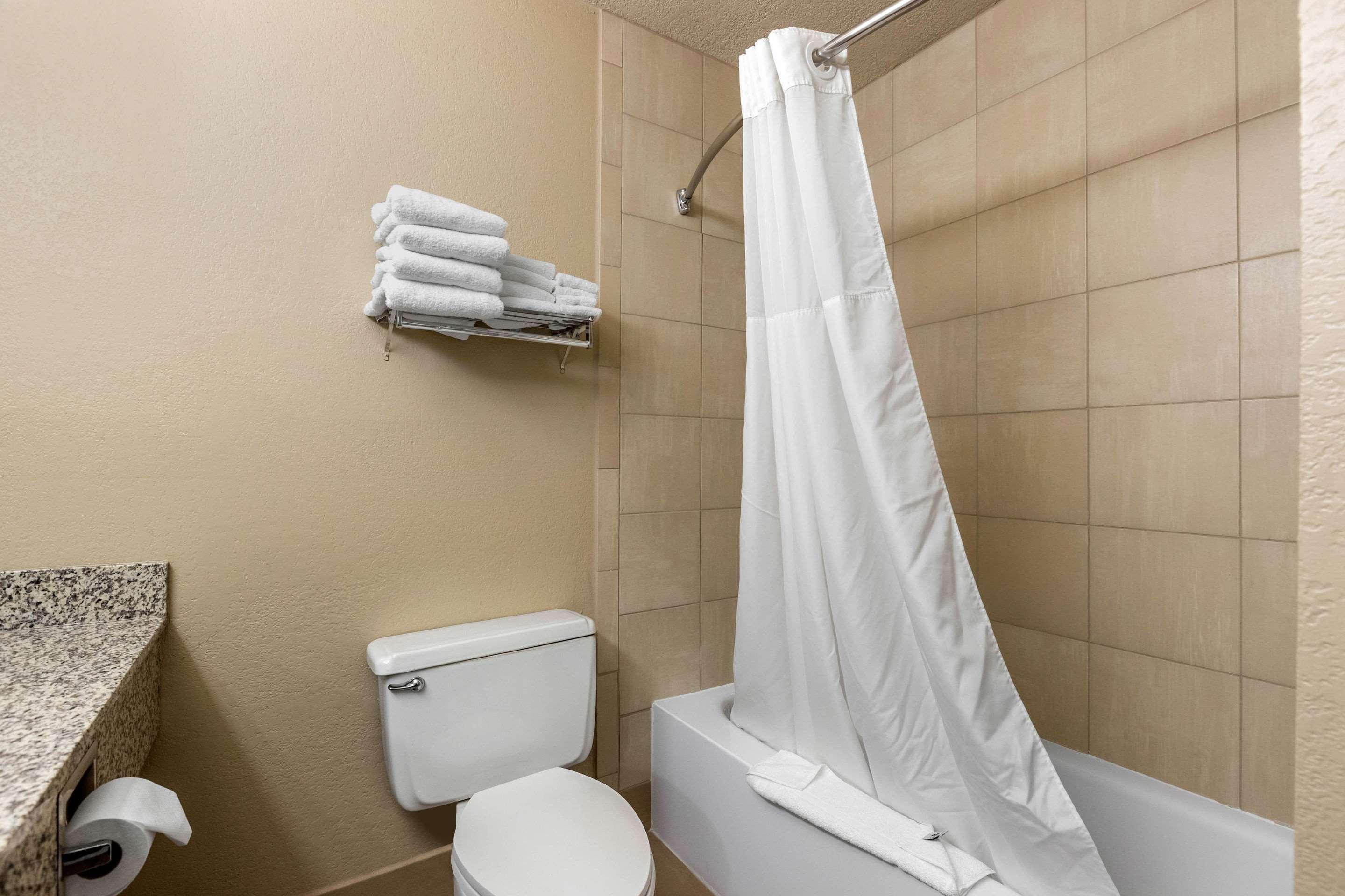 Quality Inn & Suites Des Moines - Merle Hay Road Urbandale Exterior foto