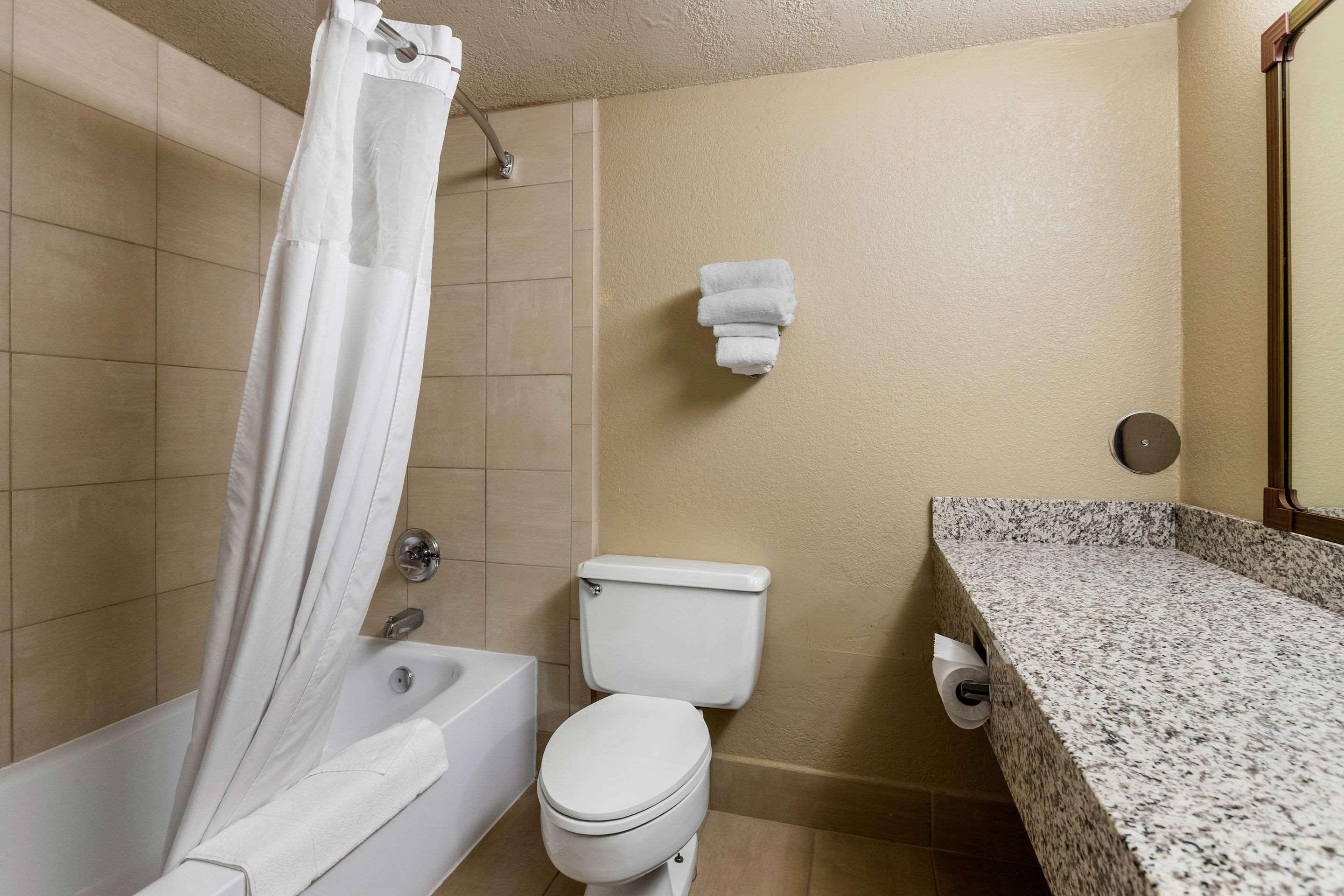 Quality Inn & Suites Des Moines - Merle Hay Road Urbandale Exterior foto