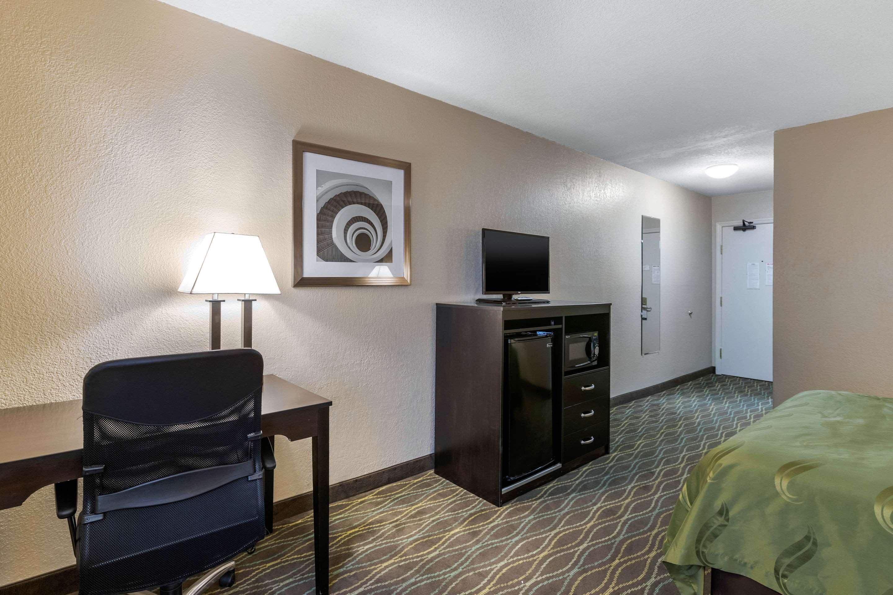 Quality Inn & Suites Des Moines - Merle Hay Road Urbandale Exterior foto