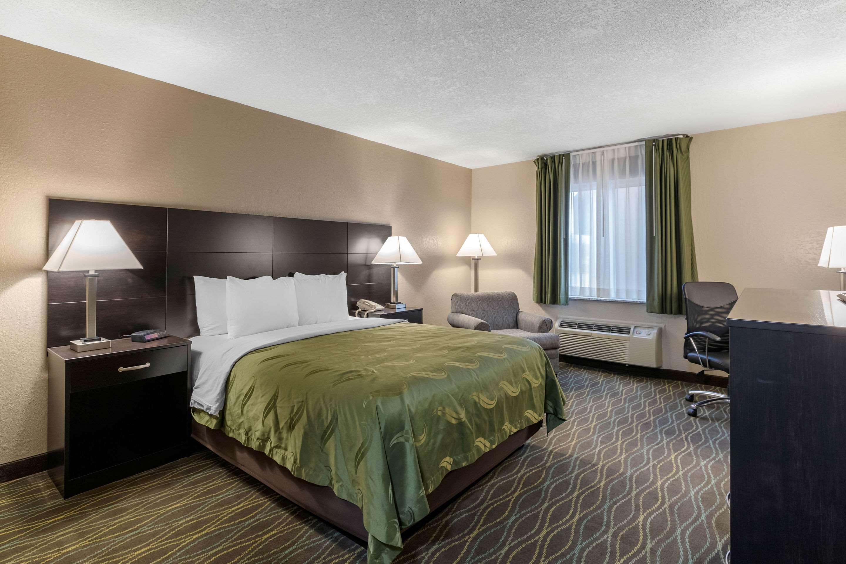 Quality Inn & Suites Des Moines - Merle Hay Road Urbandale Exterior foto