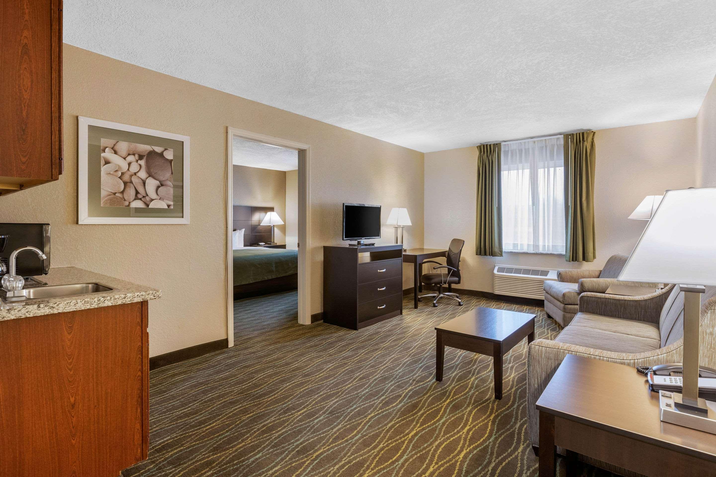 Quality Inn & Suites Des Moines - Merle Hay Road Urbandale Exterior foto