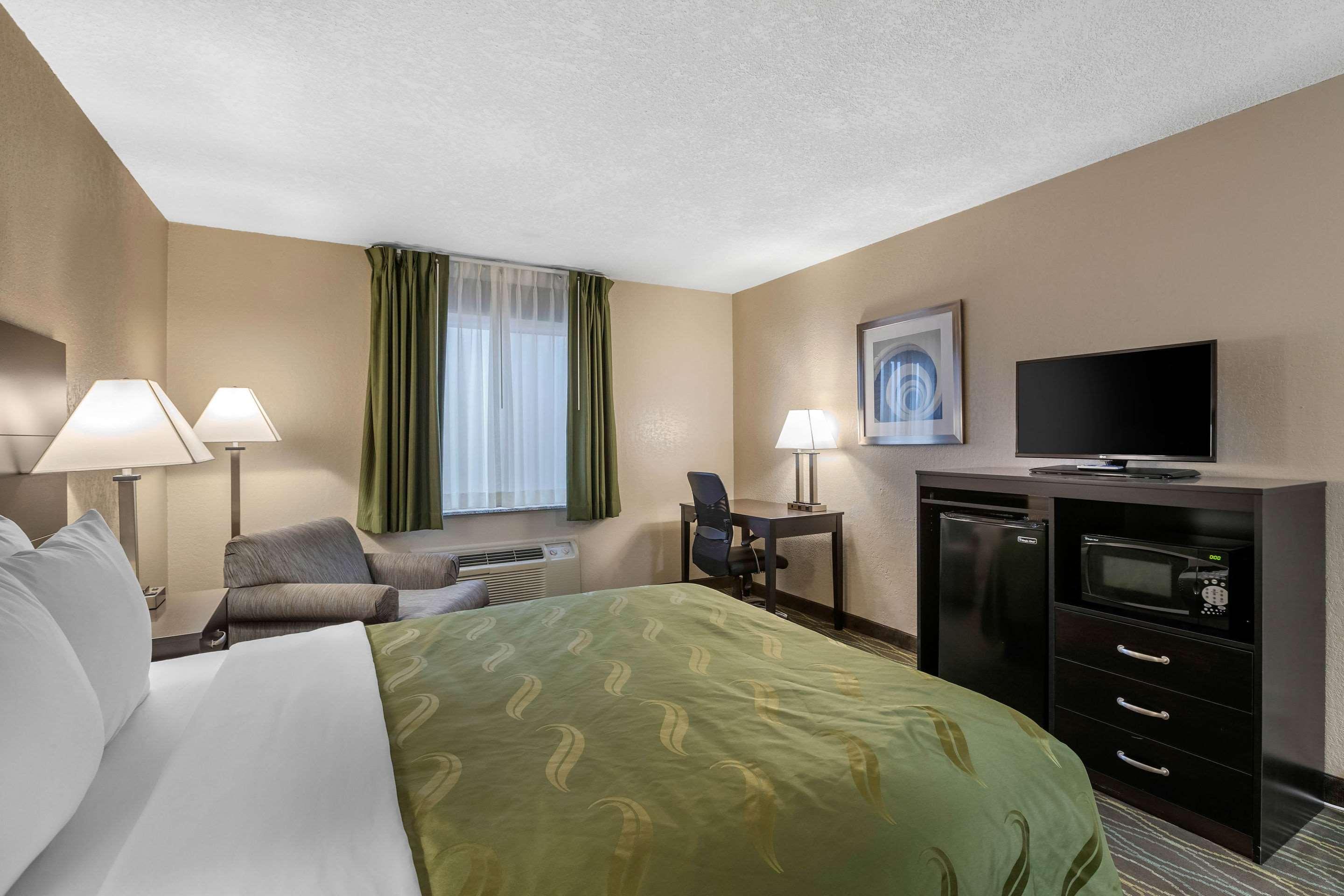 Quality Inn & Suites Des Moines - Merle Hay Road Urbandale Exterior foto