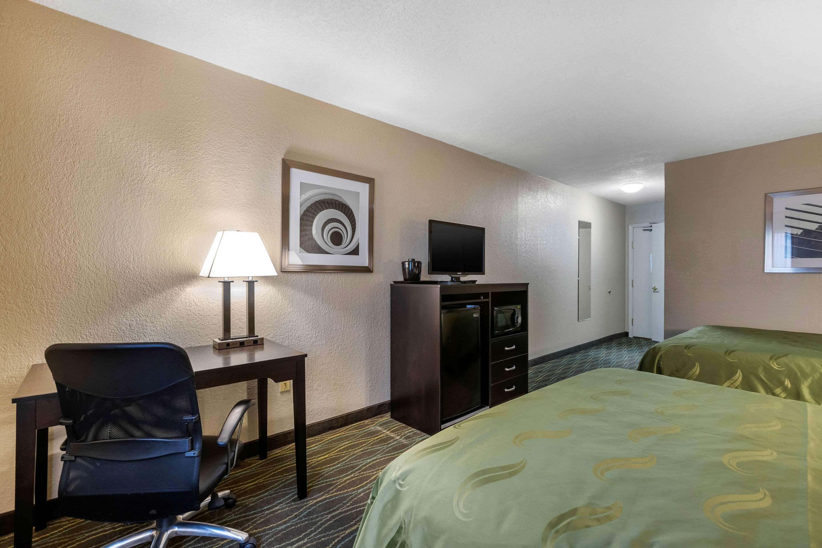 Quality Inn & Suites Des Moines - Merle Hay Road Urbandale Exterior foto