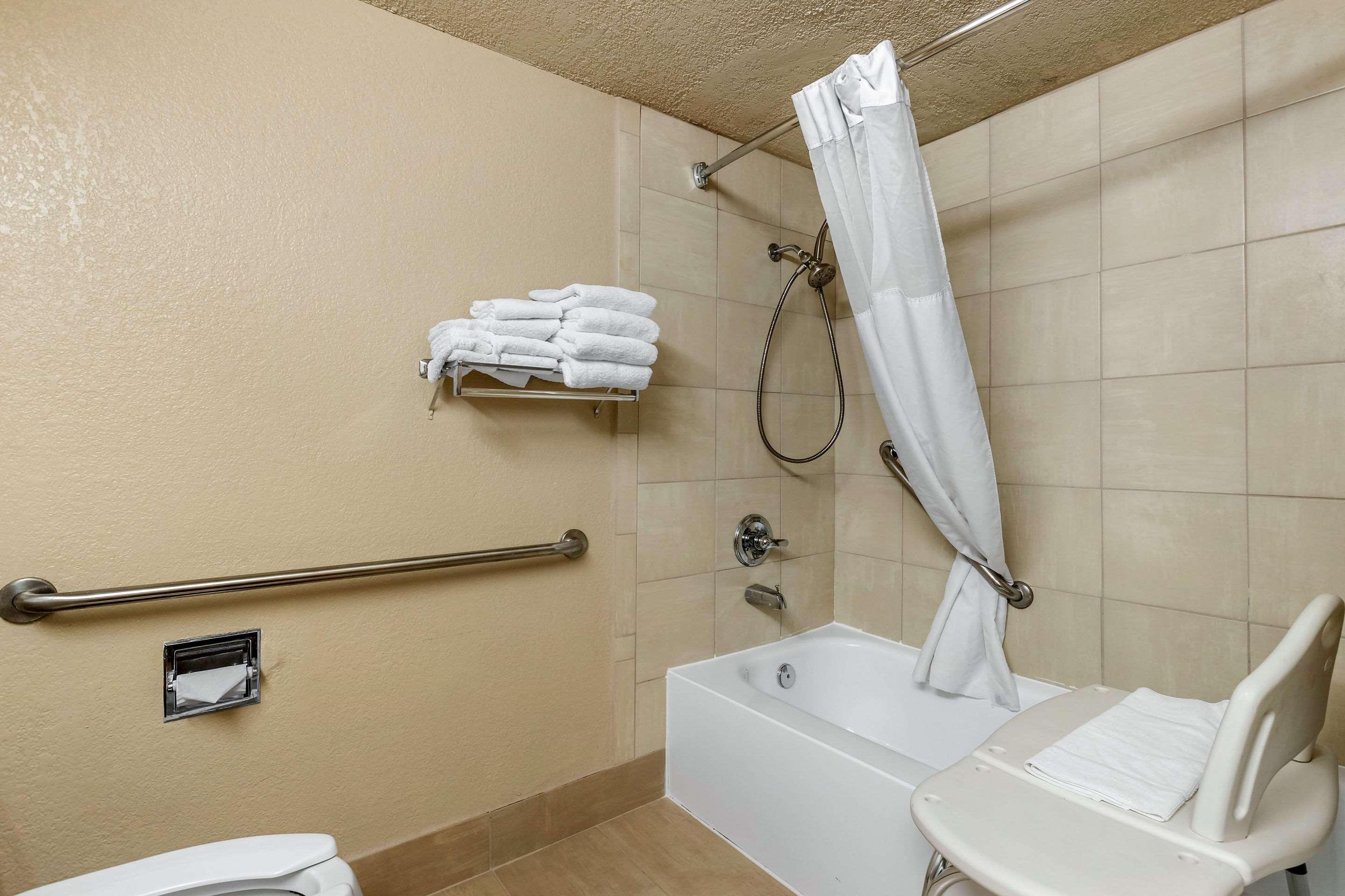 Quality Inn & Suites Des Moines - Merle Hay Road Urbandale Exterior foto
