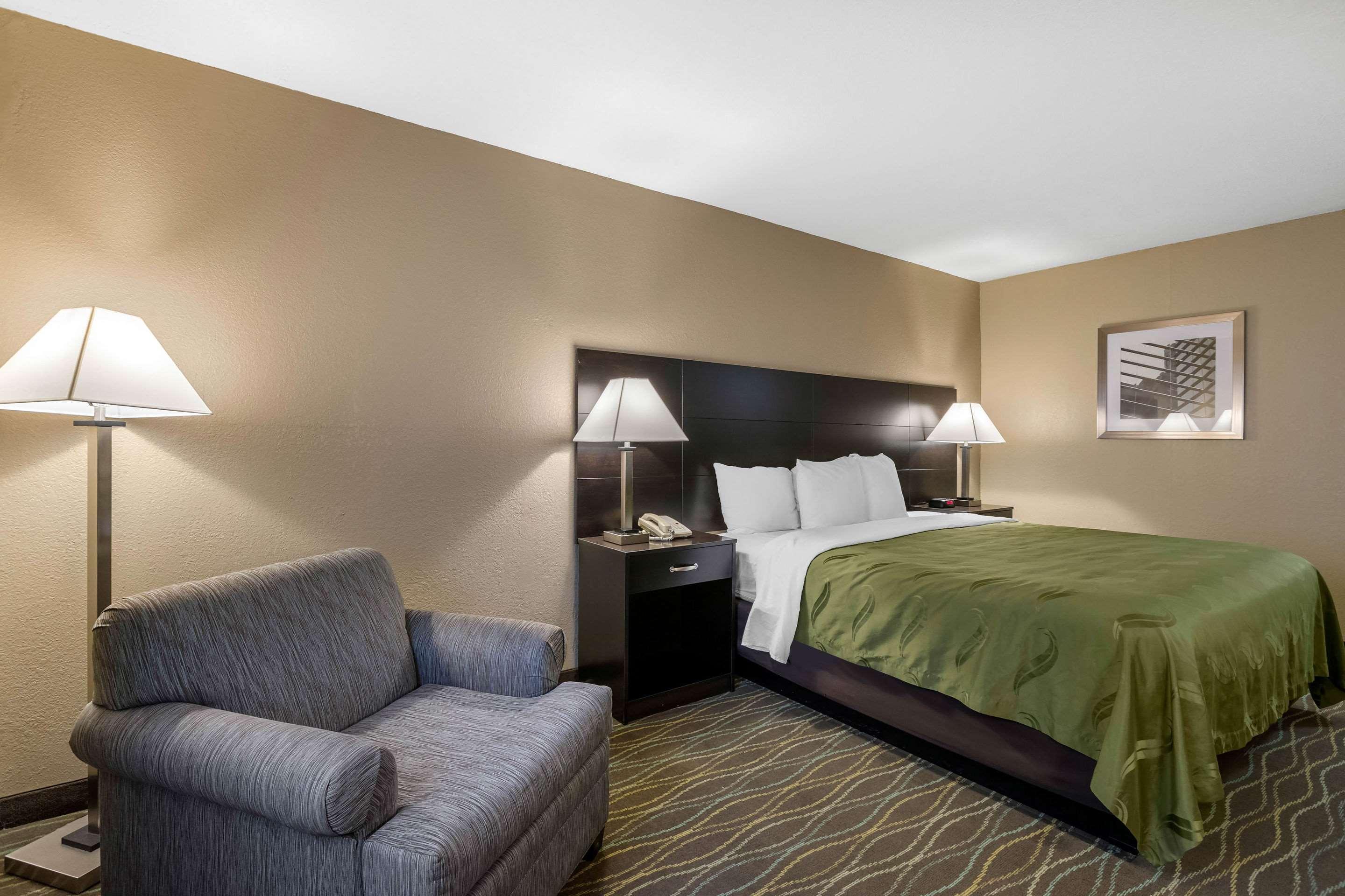 Quality Inn & Suites Des Moines - Merle Hay Road Urbandale Exterior foto